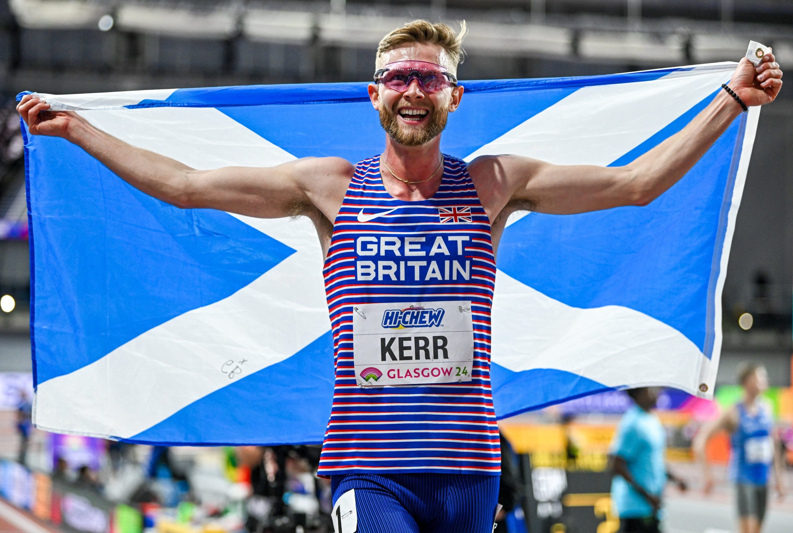Kerr ganó el oro en 3.000 metros en los Campeonatos Mundiales en Pista Cubierta en Glasgow en marzo
