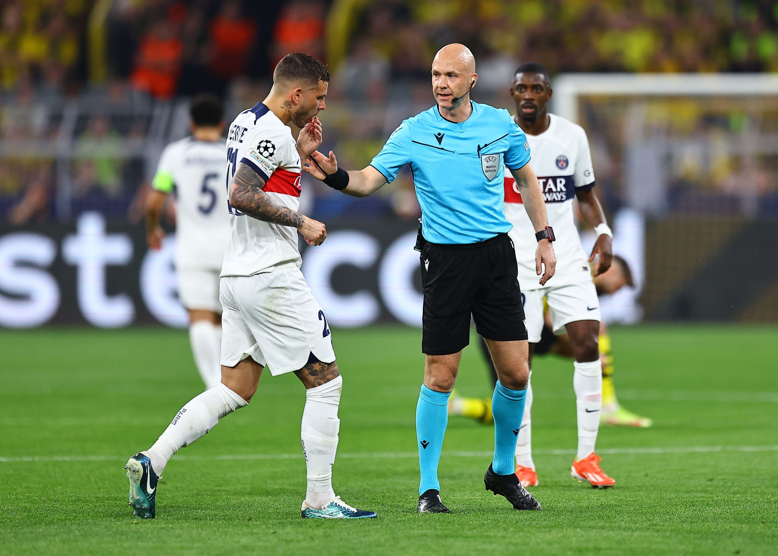 Taylor también arbitró el primer partido de las semifinales de la Liga de Campeones entre Paris Saint-Germain y Borussia Dortmund
