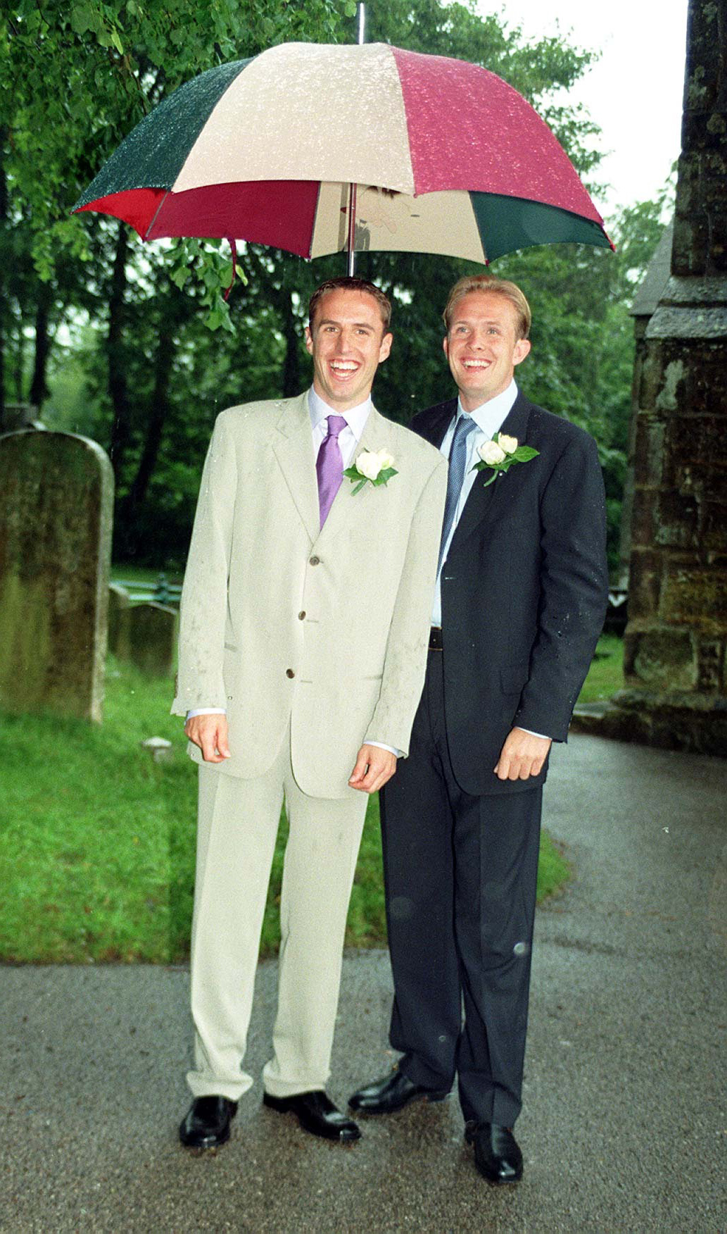 Woodman y Southgate llegan a la Iglesia de St Nicholas, Worth, cerca de Crawley en junio de 1997, donde el actual entrenador del Bromley fue el padrino de bodas del entrenador de Inglaterra y su esposa Alison